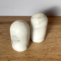 Vintage Marmor Salz Und Pfeffer Streuer Weiß & Grau Stein, Küchen Dekor von Loppislover