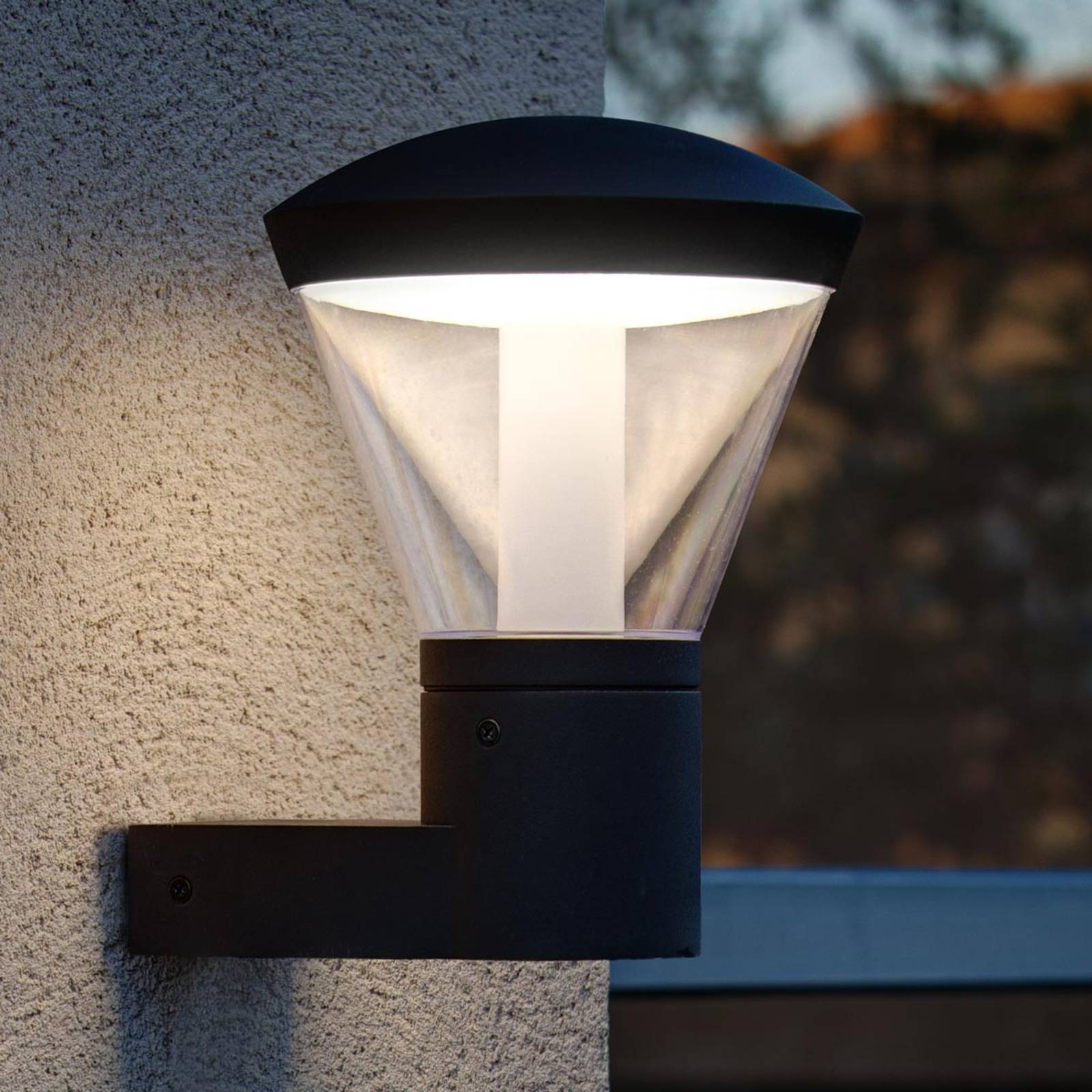 Stimmungsvolle LED-Außenwandlampe Shelby von FARO BARCELONA