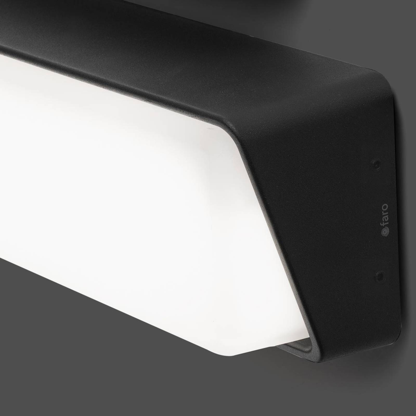 Zeitlose Außenwandlampe Half mit LED-Licht von FARO BARCELONA