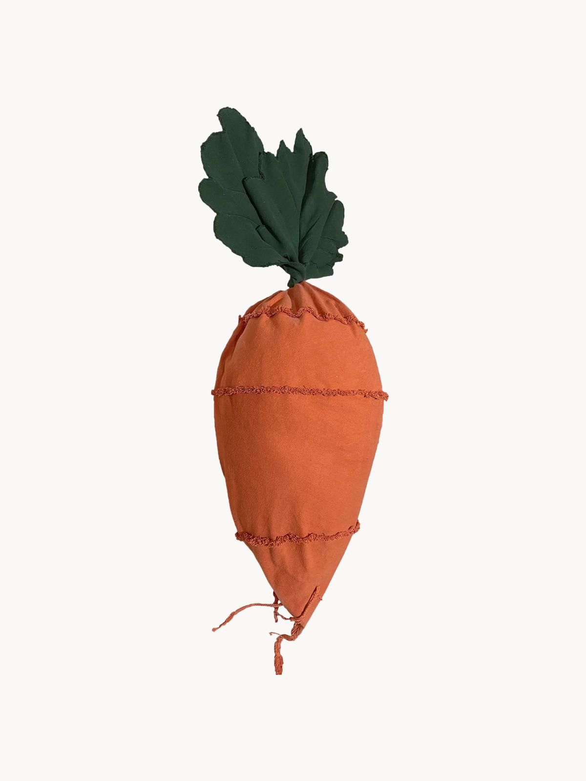 Handgefertigter Kinder-Sitzsack Cathy the Carrot von Lorena Canals