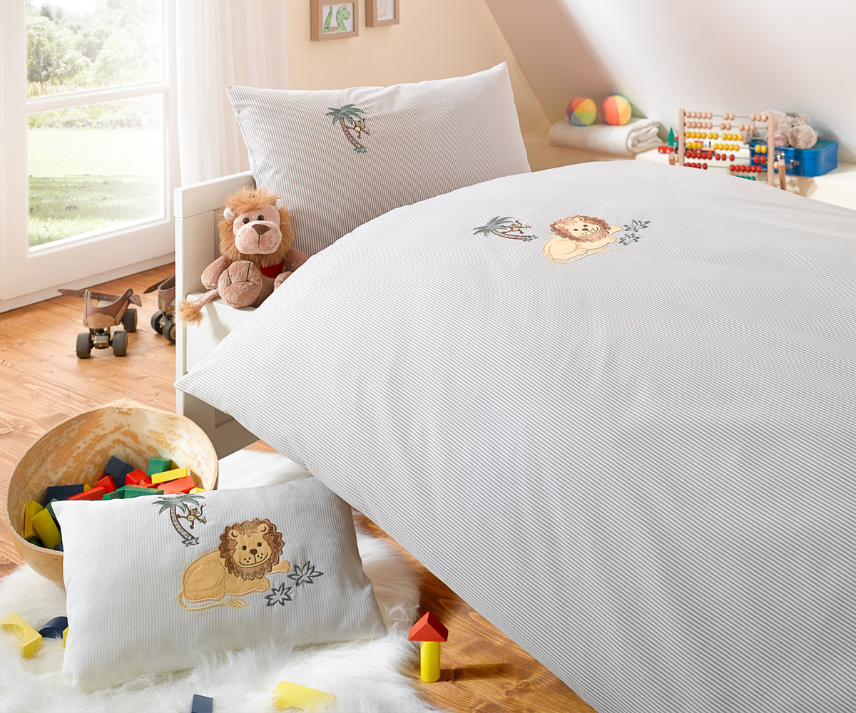 Lorena Mako-Batist Streifen Kinder-Bettwäsche Leo Löwe Beige Garnitur 100x135cm Lorena Mako-Batist Streifen Kinder-Bettwäsche Leo Löwe Beige Garnitur 100x135cm von Lorenchen