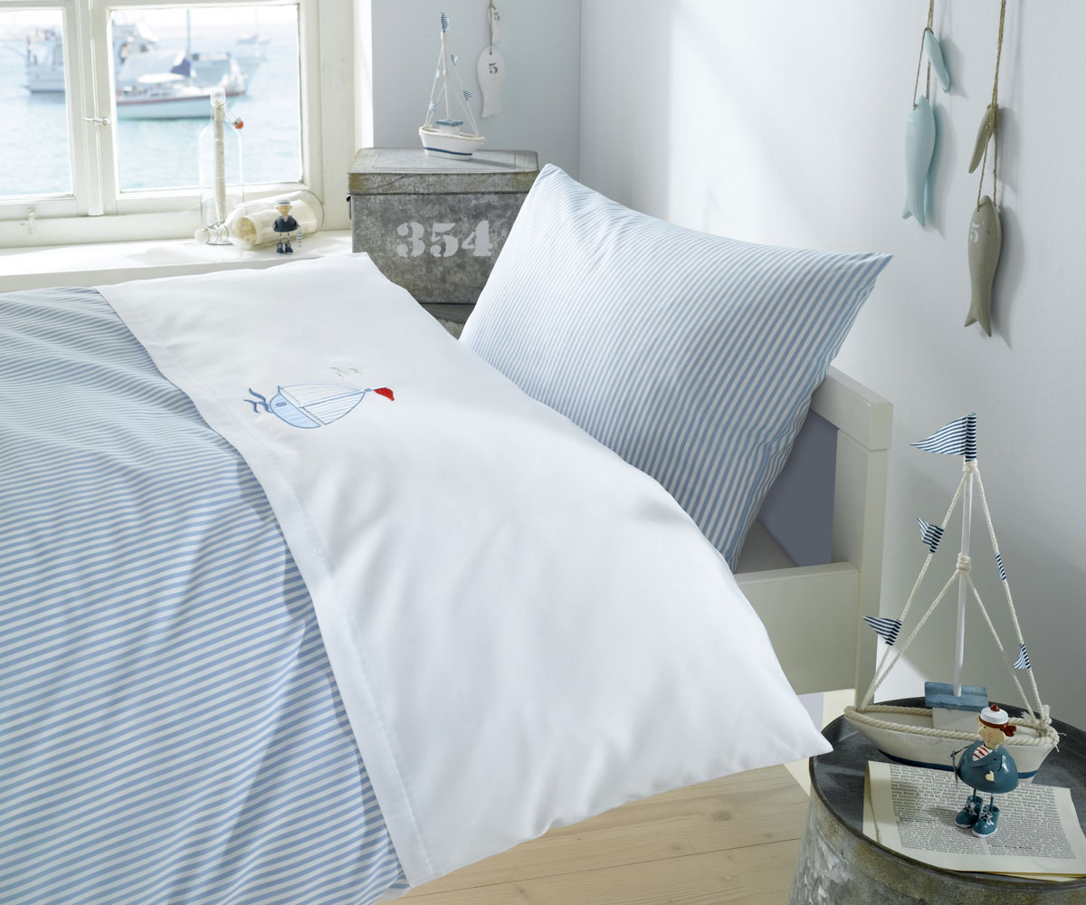 Lorena Mako-Satin Kinder-Bettwäsche Segelboot blau mit Stickerei Garnitur 100x135cm Lorena Mako-Satin Kinder-Bettwäsche Segelboot blau mit Stickerei Garnitur 100x135cm von Lorenchen