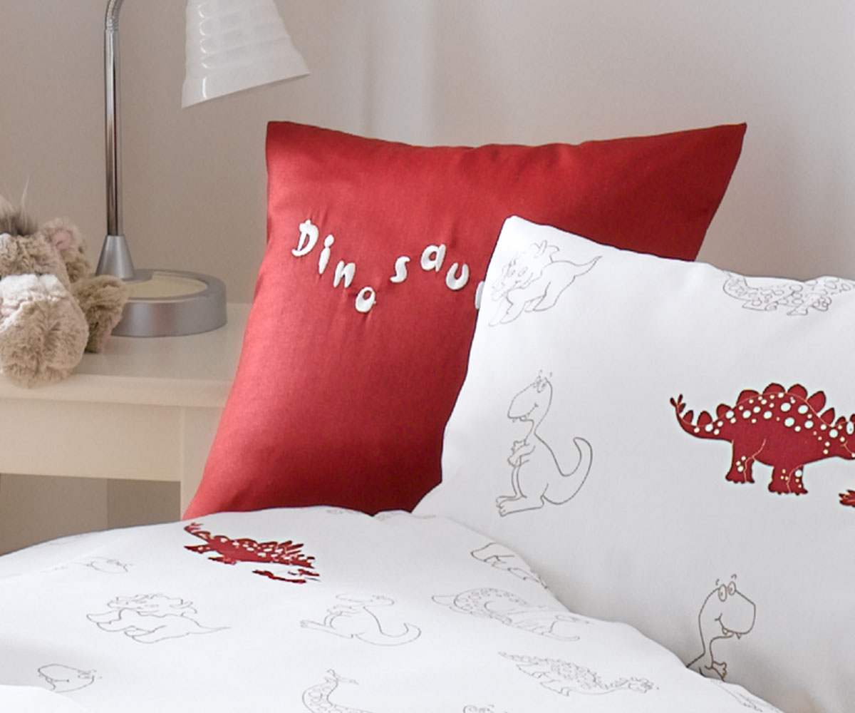 Lorena Mako-Satin Zierkissen Dinosaurier mit Stickerei Rot 40x40 Lorena Mako-Satin Zierkissen Dinosaurier mit Stickerei Rot 40x40 von Lorenchen