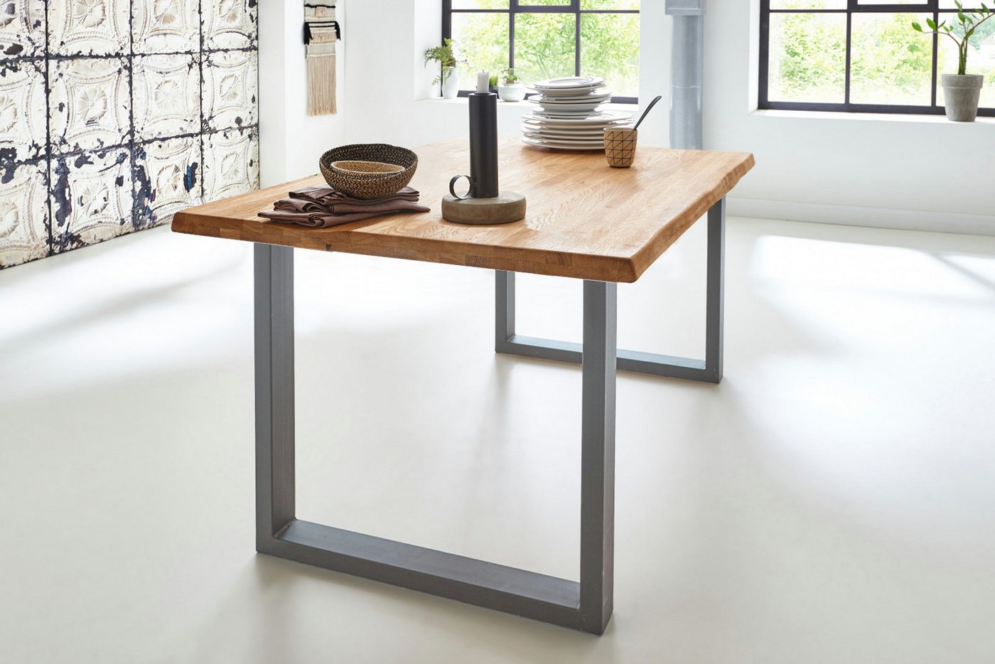 Loreno® Baumkantentisch Sessa, massive Wildeiche, natürliche Baumkante, Metallgestell U-Form von Loreno®