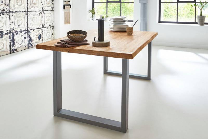 Loreno® Baumkantentisch Sessa, massive Wildeiche, natürliche Baumkante, Metallgestell U-Form von Loreno®