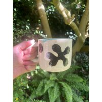 Handgemachte Keramik Tee Oder Kaffeebecher Mit Abstraktem Design, Elfenbein Und Schwarzer Becher, Großer Abstrakter Schwarz, Weiss, Schwarz Blauer von LoriShaulCeramics