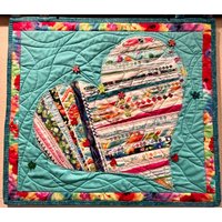 Selvage Edge Wandbehang Scrappy Herz Gestepptes Dekor, Textilkunst, Verziert Mit Stickerei & Holzknöpfen, Valentinstag von LorraineAliceDesigns