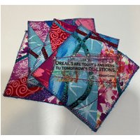 "Untersetzer 4Er-Set "Mug Rugs", Inspiriert Von Crazy Quilt, Bestickt, Verziert Und Gepolstert, Für Kaffee, Tee Getränke." von LorraineAliceDesigns