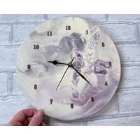 Wanduhr Aus Geschmolzenem Glas Lila, Flieder, Silber Und Creme | 25 cm von LorraineCoramGlass