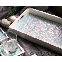 Mosaik Tablett in Türkis-, Türkis - Und Perlmutt-Tönen, Eingebettet Einen Weiß Lackierten Holzrahmen Mit Griff Mosaik Tablett in Türkis-, Türkis - Und Perlmutt-Tönen, Eingebettet Einen Weiß Lackierten Holzrahmen Mit Griff von LosArtisans