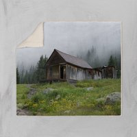 Rustikale Decke, Hütte Im Nebligen Wald Sherpa Überwurf, Thema Vegan Fleece - Zwei Größen Rustikale Decke, Hütte Im Nebligen Wald Sherpa Überwurf, Thema Vegan Fleece - Zwei Größen von LostInNature