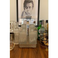 Vintage Dekanter Set Scotch Und Rye Mit Chrom Halter Milchglas 1940Er Jahre von LostInPoplar