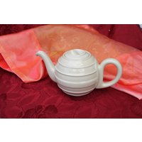 Teekanne, Art Deco Kugelkanne Aus Cremeweißem Porzellan Von Hutschenreuther, 30Er Jahre, Geschenk Für Teetrinker Teekanne, Art Deco Kugelkanne Aus Cremeweißem Porzellan Von Hutschenreuther, 30Er Jahre, Geschenk Für Teetrinker von Lottekreativ