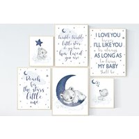Mond Und Sterne, Bärenbild, Kleine Bären Illustration, We Love You To The Moon & Back, Marineblaues Kinderzimmer von LotusNurseryArt