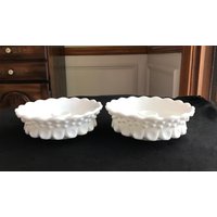 Paar Von Fenton Art Milk Glass Hobnail Und Thumbprint Kerzenständer Kerzenhalter Schalen 3670 von LouChristieAntiques