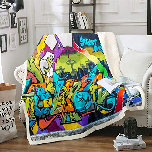 Loussiesd Hip Hop Dekor Flanell Fleecedecke Junger Mann Graffiti Muster Wohndecke Wand Graffiti Kunst Decke für Schlafsofa Couch Mikrofaser Graffiti Grunge Kunst Flanell Fleecedecke 150x200cm von Loussiesd