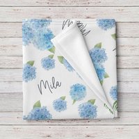 Blaue Hortensien Personalisierte Baby-Mädchen-Namen-Decke, Benutzerdefinierte Baby-Dusche-Geschenk von LovableGiftCo