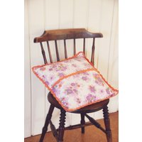 Kissenhülle | Handgemachte Vintage Dekokissen Mit Orange Gehäkelter Edging von Lovalizious