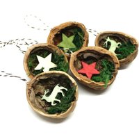 Baumschmuck Walnuss Reh Hirsch Stern Weihnachtsbaumschmuck Weihnachtsdeko Walnussschale 5 Stück 3, 78 Euro/Stück Rot Weiß Grün Holzsterne von LoveAndCraftsShop