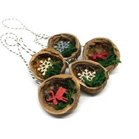 Baumschmuck Walnuss Reh Schneeflocke Weihnachtsbaumschmuck Weihnachtsdeko Walnussschale 5 Stück 3, 78 Euro/Stück Rot Weiß Grün Rentier von LoveAndCraftsShop