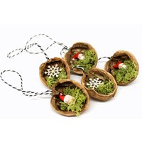 Baumschmuck Walnuss Wichtel Und Schneeflocke 5 Stück 4.38 Euro/Stück Weihnachtsbaumschmuck Handgemacht Holz Nussschalen von LoveAndCraftsShop