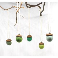 Nachhaltige Weihnachtsdeko Gefilzte Eicheln in Wunschfarbe Herbstdeko Weihnachtsbaumschmuck 2, 95 Euro/stück von LoveAndCraftsShop