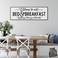 Willkommen in Unserem Bed & Frühstück Gästezimmer Zeichen Gerahmt Leinwand Schild Eingang Foyer Vorderseite Wand Dekor Moderne Bauernhaus von LoveBuiltShop