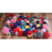 Ein Bunter Teppich Aus Pompons Unterschiedlicher Größe. Maße 40 X 50 cm von LoveKulkowepomponyPL