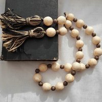 Große Perlengirlande Aus Holz Mit Jute-Quasten Moderner Bauernhaus-Akzent, Boho-Tisch, Regaldekor Große Perlengirlande Aus Holz Mit Jute-Quasten Moderner Bauernhaus-Akzent, Boho-Tisch, Regaldekor von LoveandBeYoungDecor