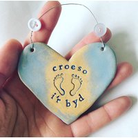 Baby Geschenk - Handgemachtes Keramik Herz, Willkommen in Der Welt, Croeso I'r Byd Baby Geschenk - Handgemachtes Keramik Herz, Willkommen in Der Welt, Croeso I'r Byd von LoveandLovelier