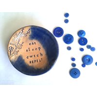 "Eat Sleep Cwtch Rapport "Keramik Schälchen" ." Hergestellt in Wales. Kostenlose Lieferung Großbritannien "Eat Sleep Cwtch Rapport "Keramik Schälchen" ." Hergestellt in Wales. Kostenlose Lieferung Großbritannien von LoveandLovelier