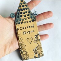 Keramik Hausschild Cartref Hapus | Happy Home in Welsh, Made Wales Keramik Hausschild Cartref Hapus | Happy Home in Welsh, Made Wales von LoveandLovelier