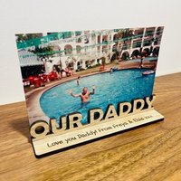 Personalisierter Eichen-Holzgravur "Unser/Mein Daddy' Fotoständer-Halter Rahmen - Ideal Für Den Vatertag von LovebyLaser