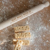 Traditionelles Hölzernes Graviertes "Just Roll With It' Personalisiertes Nudelholz - Ideal Für Vatertag/Geburtstagsgeschenk Geschenk Ihn Name von LovebyLaser