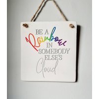 Be A Rainbow in Jemand Anderes Wolke - Inspirierendes Regenbogen Zitat Handgemachter Plaque Aus Ton Ein Leuchtendes Wohndekor Geschenk von LovedByPot