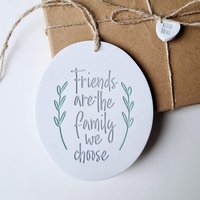 Freunde Sind Die Familie, Wir Wählen, Andenken Geschenk - Nachdenkliches Für Besonderen Freund Gewählte Familie Handgemachte Hängende Plakette Freunde Sind Die Familie, Wir Wählen, Andenken Geschenk - Nachdenkliches Für Besonderen Freund Gewählte Familie Handgemachte Hängende Plakette von LovedByPot