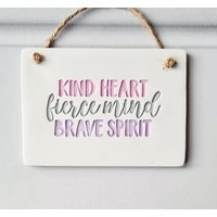 Kind Heart Heftiger Verstand Mutiger Geist - Handgemachte Plakette Aus Ton Einzigartiges Geschenk Für Freund Erstaunliche Qualitäten Kind Heart Heftiger Verstand Mutiger Geist - Handgemachte Plakette Aus Ton Einzigartiges Geschenk Für Freund Erstaunliche Qualitäten von LovedByPot