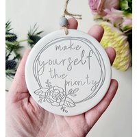 Machen Sie Sich Zur Priorität - Handgemachtes Unterstützendes Geschenk Seien Nett Zu Selbst Nachdenkliches Für Freund Machen Sie Sich Zur Priorität - Handgemachtes Unterstützendes Geschenk Seien Nett Zu Selbst Nachdenkliches Für Freund von LovedByPot