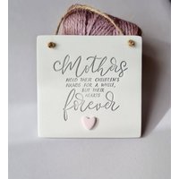 Mütter Halten Die Hände Ihrer Kinder Für Eine Weile, Aber Ihre Herzen Immer - Geschenk Mama Muttertag von LovedByPot