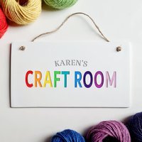 Personalisiertes Raumschild Für Handarbeiten - Geschenk Wandbegeisterte Regenbogen Individuelle Tonplakette Stricken, Häkeln, Nähen, Malen, Basteln von LovedByPot
