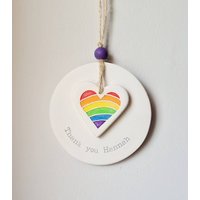Regenbogen Herz Danke Geschenk - Personalisierte Nachricht Einzigartiges Andenken, Um Zu Sagen Handgemachte Keramikdekoration Zum Aufhängen Regenbogen Herz Danke Geschenk - Personalisierte Nachricht Einzigartiges Andenken, Um Zu Sagen Handgemachte Keramikdekoration Zum Aufhängen von LovedByPot