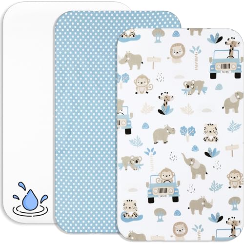 Lovely Hippo 2X Spannbettlaken 100% Baumwolle + 1X Matratzenschoner 100% wasserdichtem Material - Set 3X - Kompatibel Chicco, Kinderkraft (Safari Blau, 50 x 83 cm) von Lovely Hippo