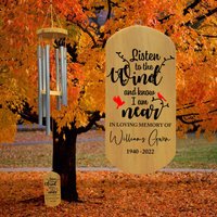 Listen To The Wind Memorial Chime Personalisiertes Erinnerungs-Windspiel Sympathie-Windspiel Geschenk in Erinnerung An Windspiel Trauer von LovelyFamilyArtGift