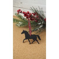 Pferd Christbaumschmuck, Laufendes Ornament, Geschenk Für Pferdeliebhaber, Schwarzes Pferd, Geschenkidee Weihnachten, Weihnachtsgeschenk Pferd Christbaumschmuck, Laufendes Ornament, Geschenk Für Pferdeliebhaber, Schwarzes Pferd, Geschenkidee Weihnachten, Weihnachtsgeschenk von LovelyPerfectStyle