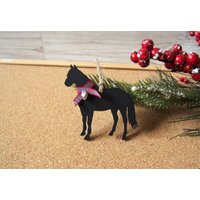 Pferd Ornament Aus Holz, Weihnachtsdekoration, Geschenk Für Pferdeliebhaber, Schwarzes Mit Tartanschal, Geschenkidee Weihnachten, Weihnachtsgeschenk von LovelyPerfectStyle