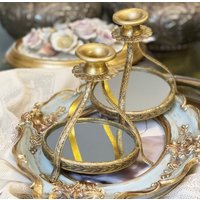 Dieses Reich Verzierte, Filigrane Paar Aus Messing Und Spiegel Hat Ein Kreisförmiges Feines Spiegeldesign Dieses Reich Verzierte, Filigrane Paar Aus Messing Und Spiegel Hat Ein Kreisförmiges Feines Spiegeldesign von LovelyTimeKeepers