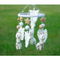 Gefilztes Babymobile Im Boho Stil. Kinderzimmer Mobile Mit Lamas. Hergestellt in Makramee Und Filztechniken. Baby-Dusche-Geschenk von LovelyWoolToys