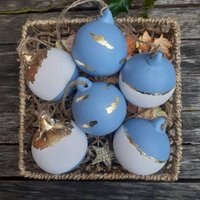 Set Von 3 Weihnachtskugeln Blau Und Gold Weihnachtsbaumschmuck Handbemalte Christbaumkugeln Vergoldete Folie Weihnachtsschmuck Set Von 3 Weihnachtskugeln Blau Und Gold Weihnachtsbaumschmuck Handbemalte Christbaumkugeln Vergoldete Folie Weihnachtsschmuck von LovelymakesbyRachel