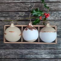 Set Von 3 Weihnachtskugeln Natur Und Kupfer Weihnachtsbaumschmuck Handbemalte Christbaumkugeln Vergoldete Folie Weihnachtsschmuck von LovelymakesbyRachel