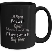 Verschwörungstheorie, Schwarze Kaffeebecher Geschenk, Aliens, Roswell, Mondlandung, Flache Erde, Big Foot, Wohnheim Dekor, Truther, Weihnachten von LovingandFun